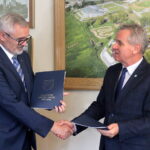 20.09.2022. Pińczów. Podpisanie umowy na dostawę dwóch autobusów hybrydowych. Na zdjęciu (od lewej): Krzysztof Musiał - dyrektor sprzedaży w firmie Solaris i Włodzimierz Badurak - burmistrz Pińczowa / Fot. Marta Gajda-Kruk - Radio Kielce