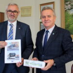 20.09.2022. Pińczów. Podpisanie umowy na dostawę dwóch autobusów hybrydowych. Na zdjęciu (od lewej): Krzysztof Musiał - dyrektor sprzedaży w firmie Solaris i Włodzimierz Badurak - burmistrz Pińczowa / Fot. Marta Gajda-Kruk - Radio Kielce