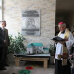 21.09.2022. Pińczów. Specjalny Ośrodek Szkolno-Wychowawczy. Poświęcenie tablicy pamiątkowej dedykowanej patronowi szkoły bł. ks. Józefowi Pawłowskiemu, Na zdjęciu (z lewej): 21.09.2022. Pińczów. Specjalny Ośrodek Szkolno-Wychowawczy. Poświęcenie tablicy pamiątkowej dedykowanej patronowi szkoły bł. ks. Józefowi Pawłowskiemu. Na zdjęciu (od lewej): Ryszard Barna - wicestarosta powiatu pińczowskiego, Tobiasz Lorencik - Komenda Powiatowa Policji Pińczów, Jan Piotrowski - biskup kielecki / Fot. Marta Gajda-Kruk - Radio Kielce