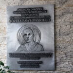 21.09.2022. Pińczów. Specjalny Ośrodek Szkolno-Wychowawczy. Poświęcenie tablicy pamiątkowej dedykowanej patronowi szkoły bł. ks. Józefowi Pawłowskiemu / Fot. Marta Gajda-Kruk - Radio Kielce