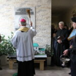 21.09.2022. Pińczów. Specjalny Ośrodek Szkolno-Wychowawczy. Poświęcenie tablicy pamiątkowej dedykowanej patronowi szkoły bł. ks. Józefowi Pawłowskiemu, Na zdjęciu (w środku): Jan Piotrowski- biskup kielecki / Fot. Marta Gajda-Kruk - Radio Kielce