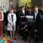 21.09.2022. Pińczów. Specjalny Ośrodek Szkolno-Wychowawczy. Poświęcenie tablicy pamiątkowej dedykowanej patronowi szkoły bł. ks. Józefowi Pawłowskiemu / Fot. Marta Gajda-Kruk - Radio Kielce