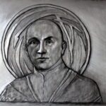 21.09.2022. Pińczów. Specjalny Ośrodek Szkolno-Wychowawczy. Poświęcenie tablicy pamiątkowej dedykowanej patronowi szkoły bł. ks. Józefowi Pawłowskiemu / Fot. Marta Gajda-Kruk - Radio Kielce