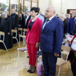 21.09.2022. Pińczów. Specjalny Ośrodek Szkolno-Wychowawczy. Poświęcenie tablicy pamiątkowej dedykowanej patronowi szkoły bł. ks. Józefowi Pawłowskiemu. Na zdjęciu (w pierwszym rzędzie, od lewej: Andrzej Cepak - dyrektor Specjalnego Ośrodka Szkolno-Wychowawczego, Wioletta Usnarska - sekretarz powiatu, Ryszard Barna - wicestarosta powiatu pińczowskiego / Fot. Marta Gajda-Kruk - Radio Kielce