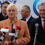 24.09.2022. Busko-Zdrój. Akcja pod hasłem „Zdrowe Życie”. Na zdjęciu: minister Grażyna Ignaczak-Bandych - szefowa Kancelarii Prezydenta RP, Zbigniew Koniusz - wojewoda świętokrzyski / Fot. Marta Gajda-Kruk - Radio Kielce