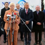 24.09.2022. Busko-Zdrój. Akcja pod hasłem „Zdrowe Życie”. Na zdjęciu (od lewej): Małgorzata Kiebzak - dyrektor świętokrzyskiego oddziału NFZ, Robert Frey - p.o. prezesa Uzdrowiska Busko-Zdrój, minister Grażyna Ignaczak-Bandych - szefowa Kancelarii Prezydenta RP, Jerzy Kolarz - starosta buski, Zbigniew Koniusz - wojewoda świętokrzyski, Marek Bogusławski - wicemarszałek województwa, Michał Maroński- zastępca burmistrza Buska-Zdroju / Fot. Marta Gajda-Kruk - Radio Kielce