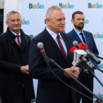 24.09.2022. Busko-Zdrój. Akcja pod hasłem „Zdrowe Życie”. Na zdjęciu (od lewej): Zbigniew Koniusz - wojewoda świętokrzyski, Jerzy Kolarz - starosta buski, Michał Maroński- zastępca burmistrza Buska-Zdroju / Fot. Marta Gajda-Kruk - Radio Kielce