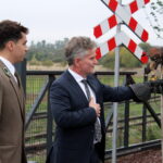 30.09.2022. Umianowice. Otwarcie Ośrodka Edukacji Przyrodniczej. Na zdjęciu (z prawej): senator Krzysztof Słoń / Fot. Marta Gajda-Kruk - Radio Kielce