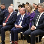 30.09.2022. Umianowice. Otwarcie Ośrodka Edukacji Przyrodniczej. Na zdjęciu (od lewej): Zbigniew Koniusz - wojewoda świętokrzyski, Andrzej Bętkowski - marszałek województwa, Marek Bogusławski - wicemarszałek województwa, senator Krzysztof Słoń / Fot. Marta Gajda-Kruk - Radio Kielce