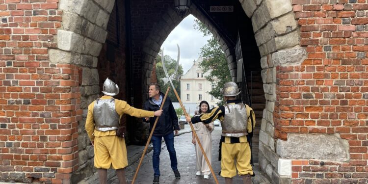 15.09.2022. Sandomierz. Chińczycy nagrywają film o Sandomierzu / Fot. Grażyna Szlęzak - Radio Kielce