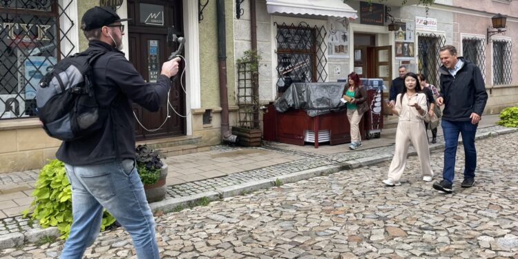 15.09.2022. Sandomierz. Chińczycy nagrywają film o Sandomierzu / Fot. Grażyna Szlęzak - Radio Kielce