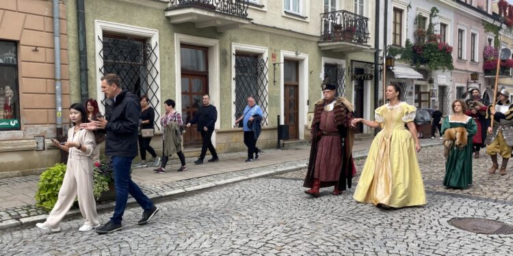 15.09.2022. Sandomierz. Chińczycy nagrywają film o Sandomierzu / Fot. Grażyna Szlęzak - Radio Kielce