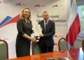 Nowe linie autobusowe dojadą do Wiślicy i Pacanowa - Radio Kielce 28.09.2022. Kielce. Podpisanie umów na uruchomienie nowych linii autobusowych w ramach Rządowego Funduszu Rozwoju Przewozów Autobusowych. Na zdjęciu: Małgorzata Jalowska - wicestarosta powiatu opatowskiego i Zbigniew Koniusz - wojewoda świętokrzyski i Wiesław Skop - burmistrz Pacanowa / Fot. Michał Kita- Radio Kielce