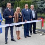 29.09.2022. Piekoszów. Otwarcie ulicy Witosa po remoncie. Na zdjęciu (od lewej): Barbara Drogosz - przewodnicząca rady gminy, Zbigniew Piątek- wójt Piekoszowa, Małgorzata Pietrzykowska - radna gminy Piekoszów, Jacek Zegadło - radny gminy, Marek Sorbian – sołtys Piekoszowa / Fot. Michał Kita - Radio Kielce