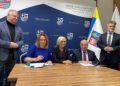 Dzięki tym inwestycjom, samorządy zaoszczędzą - Radio Kielce 20.09.2022. Kielce. Podpisanie umów na termomodernizację budynków użyteczności publicznej. Na zdjęciu (od lewej): senator Jarosław Rusiecki, Małgorzata Jalowska- wicestarosta opatowski, Renata Janik - wicemarszałek województwa, Tomasz Staniek - starosta opatowski, senator Krzysztof Słoń / Fot. Michał Kita - Radio Kielce