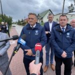 16.09.2022. Zgórsko. Otwarcie aktywnego przejścia dla pieszych. Na zdjęciu (od lewej): Tomasz Gruszczyński – radny powiatu, Mirosław Gębski starosta kielecki, Sebastian Nowaczkiewicz - wójt Nowin, Agnieszka Stępień - radna gminy Nowiny, Cezary Majcher – członek zarządu powiatu, Zenon Janus - radny powiatowy / Fot. Michał Kita - Radio Kielce