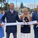 29.09.2022. Piekoszów. Otwarcie ulicy Witosa po remoncie. Na zdjęciu (od lewej): Barbara Drogosz - przewodnicząca rady gminy, Zbigniew Piątek- wójt Piekoszowa, Małgorzata Pietrzykowska - radna gminy Piekoszów, Jacek Zegadło - radny gminy / Fot. Michał Kita - Radio Kielce