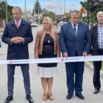 29.09.2022. Piekoszów. Otwarcie ulicy Witosa po remoncie. Na zdjęciu (od lewej): Barbara Drogosz - przewodnicząca rady gminy, Zbigniew Piątek- wójt Piekoszowa, Małgorzata Pietrzykowska - radna gminy Piekoszów, Jacek Zegadło - radny gminy, Marek Sorbian – sołtys Piekoszowa / Fot. Michał Kita - Radio Kielce