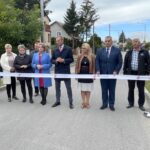 29.09.2022. Piekoszów. Otwarcie ulicy Witosa po remoncie. Na zdjęciu (od lewej): mieszkańcy Piekoszowa, (piąta z lewej): Barbara Drogosz - przewodnicząca rady gminy, Zbigniew Piątek- wójt Piekoszowa, Małgorzata Pietrzykowska - radna gminy Piekoszów, Jacek Zegadło - radny gminy, Marek Sorbian – sołtys Piekoszowa / Fot. Michał Kita - Radio Kielce