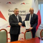 28.09.2022. Kielce. Podpisanie umów na uruchomienie nowych linii autobusowych w ramach Rządowego Funduszu Rozwoju Przewozów Autobusowych. Na zdjęciu (od lewej): Zbigniew Koniusz - wojewoda świętokrzyski i Wiesław Skop - burmistrz Pacanowa / Fot. Michał Kita- Radio Kielce