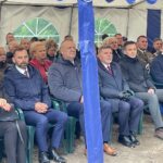 18.09.2022. Jeleniec. Upamiętnienie zwycięskiej potyczki żołnierzy Szarego. Na zdjęciu (od lewej): Maria Pająk - radna rady miasta w Kunowie, Piotr Rakoczy - wiceprzewodniczący rady gminy w Kunowie, Lech Łodej - burmistrz Kunowa, poseł Andrzej Kryj, Artur Głąb - radny rady miejskiej w Ostrowcu Świętokrzyskim oraz asystent senatora Jarosława Rusieckiego, Arkadiusz Bąk - radny sejmiku województwa / Fot. Emilia Sitarska - Radio Kielce