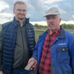 24.09.2022. Włostów. Na zdjęciu (od lewej): Mariusz Piotrowski - prezes Stowarzyszenia Historyczno-Eksploracyjnego „Pamięć” we Włostowie, Władysław Głowacki - rolnik, który znalazł siekierkę / Fot. Mariusz Piotrowski