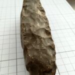 24.09.2022. Włostów. Krzemienna siekierka z czasów neolitu / Fot. Mariusz Piotrowski Fot. Mariusz Piotrowski