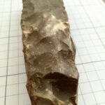 24.09.2022. Włostów. Krzemienna siekierka z czasów neolitu / Fot. Mariusz Piotrowski