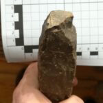 24.09.2022. Włostów. Krzemienna siekierka z czasów neolitu / Fot. Mariusz Piotrowski