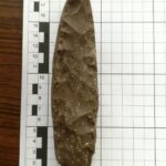 24.09.2022. Włostów. Krzemienna siekierka z czasów neolitu / Fot. Mariusz Piotrowski