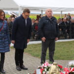 25.09.2022. Czarkowy. Obchody 108. rocznicy chrztu bojowego 1. Pułku Piechoty Legionów Polskich. Na zdjęciu (od lewej): Krystyna Szafraniec – radna miasta i gminy Nowy Korczyn, Paweł Zagaja - burmistrz Nowego Korczyna i Jerzy Pietrowski – radny miasta i gminy Nowy Korczyn / Fot. Marta Gajda-Kruk - Radio Kielce