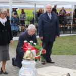 25.09.2022. Czarkowy. Obchody 108. rocznicy chrztu bojowego 1. Pułku Piechoty Legionów Polskich. Na zdjęciu (od lewej): Teresa Krupska – radna powiatu buskiego, poseł Krzysztof Lipiec, Jan Bartosik, radny powiatu buskiego / Fot. Marta Gajda-Kruk - Radio Kielce