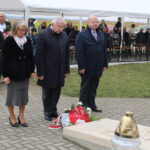 25.09.2022. Czarkowy. Obchody 108. rocznicy chrztu bojowego 1. Pułku Piechoty Legionów Polskich. Na zdjęciu (od lewej): Teresa Krupska – radna powiatu buskiego, poseł Krzysztof Lipiec, Jan Bartosik, radny powiatu buskiego / Fot. Marta Gajda-Kruk - Radio Kielce