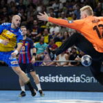 22.09.2022. Barcelona. 2. kolejka Ligi Mistrzów: FC Barcelona - Łomża Industria Kielce. Na zdjęciu (z lewej): Artsem Karalek / Fot. Enric Fontcuberta - EPA/PAP