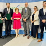 05.09.2022. Kielce. Podpisanie umowy między Wojewódzkim Funduszem Ochrony Środowiska i Gospodarki Wodnej a Narodowym Funduszem Ochrony Środowiska i Gospodarki Wodnej na realizację Programu Regionalnego Wsparcia Edukacji Ekologicznej. Na zdjęciu (od lewej): Ryszard Gliwiński, prezes Wojewódzkiego Funduszu Ochrony Środowiska i Gospodarki Wodnej w Kielcach, Sławomir Mazurek - wiceprezes Narodowego Funduszu Ochrony Środowiska i Gospodarki Wodnej, wiceminister sportu Anna Krupka, Grzegorz Socha - prezes Wojewódzkiego Funduszu Ochrony Środowiska i Gospodarki Wodnej, Katarzyna Zaczek – dyrektor departamentu edukacji, komunikacji i ochrony przyrody (Narodowy Fundusz Ochrony Środowiska i Gospodarki Wodnej), Norman Czarnecki – zastępca dyrektora departamentu edukacji, komunikacji i ochrony przyrody (Narodowy Fundusz Ochrony Środowiska i Gospodarki Wodnej). / Fot. Dorota Klusek - Radio Kielce.