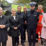30.09.2022. Starachowice. Spotkanie pod hasłem „Jedno życie masz, więc zapnij pas”. Na zdjęciu (od lewej): poseł Krzysztof Lipiec, Agnieszka Kuś - dyrektor Wojewódzkiego Ośrodka Ruchu Drogowego w Kielcach, mł. asp. Paweł Kusiak - rzecznik KPP w Starachowicach, st. insp. Andrzej Heba - Straż Miejska w Starachowicach, komisarz Łukasz Choda - naczelnik Wydziału Ruchu Drogowego KPP w Starachowicach, Tomasz Łebek - Harcerska Grupa Ratownicza, Dorota Lenart - dyrektor ZSZ nr 3 w Starachowicach / Fot. Anna Głąb - Radio Kielce