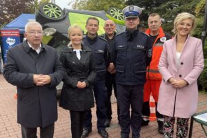 30.09.2022. Starachowice. Spotkanie pod hasłem „Jedno życie masz, więc zapnij pas”. Na zdjęciu (od lewej): poseł Krzysztof Lipiec, Agnieszka Kuś - dyrektor Wojewódzkiego Ośrodka Ruchu Drogowego w Kielcach, mł. asp. Paweł Kusiak - rzecznik KPP w Starachowicach, st. insp. Andrzej Heba - Straż Miejska w Starachowicach, komisarz Łukasz Choda - naczelnik Wydziału Ruchu Drogowego KPP w Starachowicach, Tomasz Łebek - Harcerska Grupa Ratownicza, Dorota Lenart - dyrektor ZSZ nr 3 w Starachowicach / Fot. Anna Głąb - Radio Kielce