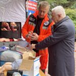 30.09.2022. Starachowice. Spotkanie pod hasłem „Jedno życie masz, więc zapnij pas”. Na zdjęciu (od lewej): Tomasz Łebek - Harcerska Grupa Ratownicza, poseł Krzysztof Lipiec / Fot. Anna Głąb - Radio Kielce