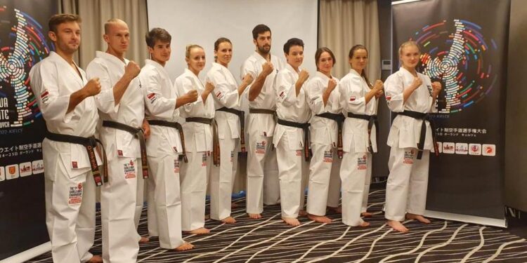 Kadra narodowa w nowych kimonach na mistrzostwa świata / źródło: Polska Federacja Karate Shinkyokushinkai