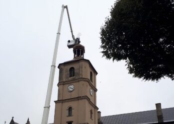 24.09.2022. Wąchock. Montaż krzyża na wieży Rakoczego / Fot. Opactwo Cysterskie w Wąchocku - Facebook