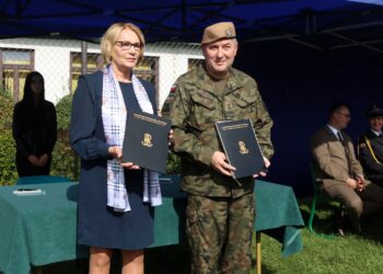 18.09.2022. Starachowice. Podpisanie umowy patronackiej między Ministerstwem Obrony Narodowej a Oddziałami Przygotowania Wojskowego w ZDZ. Na zdjęciu: Dorota Glina - dyrektor szkoły i ppłk Sławomir Machniewicz - zastępca dowódcy 10. ŚBOT / Fot. ZDZ Starachowice