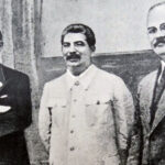 Od lewej: Joachim von Ribbentrop, Józef Stalin i Wiaczesław Mołotow / źródło: Forum/World history archive/World History Archive