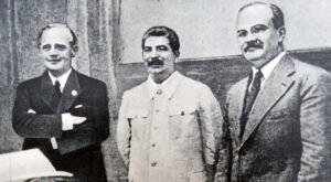Od lewej: Joachim von Ribbentrop, Józef Stalin i Wiaczesław Mołotow / źródło: Forum/World history archive/World History Archive