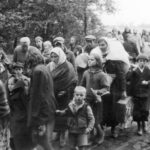 Grupa polskich, cywilnych uchodźców wojennych na jednej z polnych dróg, wrzesień 1939 r. / Fot. AIPN