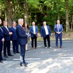 07.09.2022. Rytwiany. Otwarcie drogi powiatowej do Pustelni Złotego Lasu. Na zdjęciu (na pierwszym planie): Zbigniew Koniusz - wojewoda świętokrzyski / Fot. Jan Mazanka - Starostwo Powiatowe w Staszowie