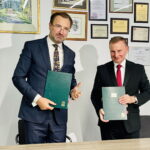 05.09.2022. Kielce. Podpisanie umowy między Wojewódzkim Funduszem Ochrony Środowiska i Gospodarki Wodnej a Narodowym Funduszem Ochrony Środowiska i Gospodarki Wodnej na realizację Programu Regionalnego Wsparcia Edukacji Ekologicznej. Na zdjęciu (od lewej): Sławomir Mazurek - wiceprezes Narodowego Funduszu Ochrony Środowiska i Gospodarki Wodnej i Ryszard Gliwiński - prezes Wojewódzkiego Funduszu Ochrony Środowiska i Gospodarki Wodnej w Kielcach. / Fot. Dorota Klusek - Radio Kielce.