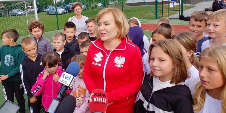 12.09.2022. Raków koło Jędrzejowa. Spotkanie Anny Krupki - wiceminister sportu i turystyki z uczniami szkoły podstawowej / Fot. Marcin Marszałek - Radio Kielce