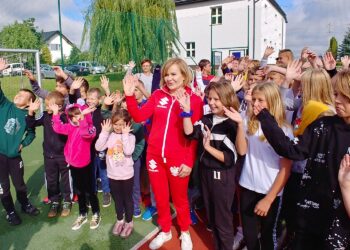 12.09.2022. Raków koło Jędrzejowa. Spotkanie Anny Krupki - wiceminister sportu i turystyki z uczniami szkoły podstawowej / Fot. Marcin Marszałek - Radio Kielce