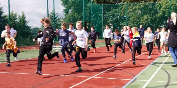 12.09.2022. Raków koło Jędrzejowa. Spotkanie Anny Krupki - wiceminister sportu i turystyki z uczniami szkoły podstawowej / Fot. Marcin Marszałek - Radio Kielce