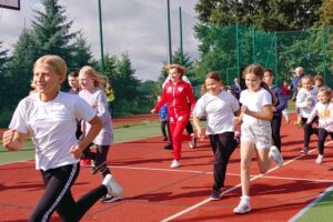 12.09.2022. Raków koło Jędrzejowa. Spotkanie Anny Krupki - wiceminister sportu i turystyki z uczniami szkoły podstawowej / Fot. Marcin Marszałek - Radio Kielce